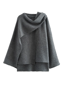 Dettaglio del poncho in maglia grigio scuro con vestibilità comoda e trama di qualità