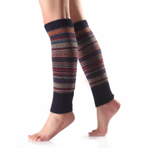 Détail de jambières en tricot bohème avec rayures ethniques colorées et motifs variés
