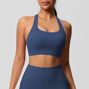 Detailweergave van donkerblauwe yoga-beha en legging met handige zijzakken
