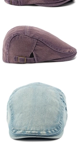 Détail de bérets en denim délavé avec boucles métalliques et texture de tissu