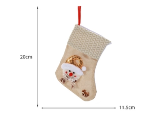 Détail de chaussette de Noël en toile avec motif bonhomme de neige et dimensions 20cm