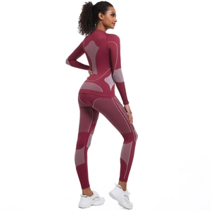 Vue arrière d'un ensemble de yoga bordeaux sans couture avec textures ergonomiques
