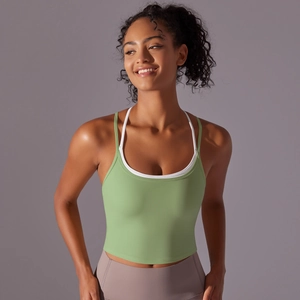Détail d'un soutien-gorge de sport vert clair à double couche en nylon brossé