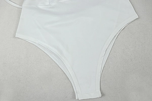 Gros plan sur un tissu blanc hautement élastique montrant les détails de couture