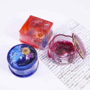 Détails des boîtes de rangement en résine avec fleurs séchées en formes de cœur et rond