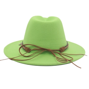 Vista dettagliata del cappello fedora verde brillante con cinturino in pelle intrecciata marrone