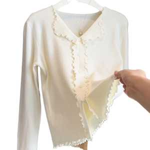 Schlanke cremefarbene Strickjacke mit V-Ausschnitt und feinen Rüschenbesatz-Details
