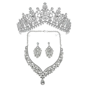 Detailaufnahme eines silbernen Brautschmuck-Sets mit funkelnden Steinen und Krone