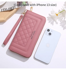Detailansicht der rosa gesteppten PU-Ledergeldbörse im Vergleich zum iPhone 13