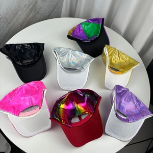 Vue à plat de casquettes de baseball holographiques aux couleurs de l'arc-en-ciel