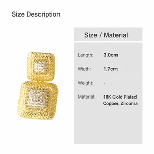 Vista detallada de pendientes cuadrados bañados en oro 18K de 3,0cm x 1,7cm