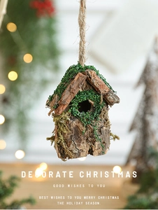 Détail d'un ornement nichoir en bois avec écorce naturelle et mousse décorative