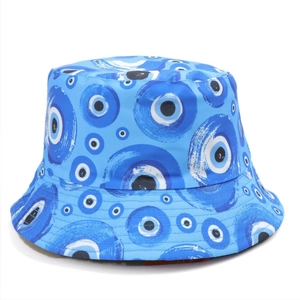 Dettaglio cappello pescatore blu con stampa evil eye all-over in resistente tela di cotone