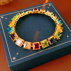 Détail du bracelet vintage doré avec zircons carrés colorés et fermoir ajustable