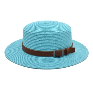 Sombrero de paja azul claro para verano con banda de cuero marrón y hebilla de metal