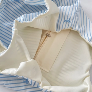 Detailansicht der blau gestreiften Canvas-Tasche mit praktischer Reißverschlusstasche