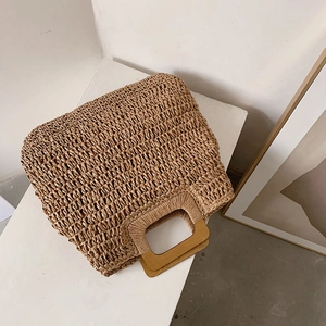 Grande borsa in paglia intrecciata con manici quadrati in legno per la spiaggia