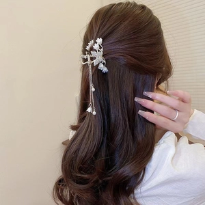Pince à cheveux élégante fleur blanche et perles avec pompon pour queue de cheval haute