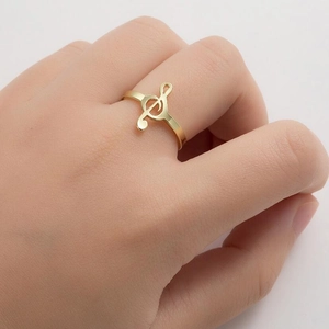 Eleganter goldener Ring mit Violinschlüssel-Notenmotiv und minimalistischem Design