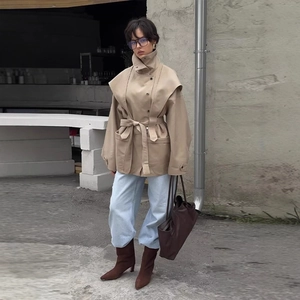Trench-coat femme kaki avec ceinture et grands revers, style urbain chic moderne