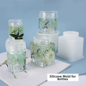 Vista dettagliata degli stampi in silicone cilindrici ed esagonali per barattoli
