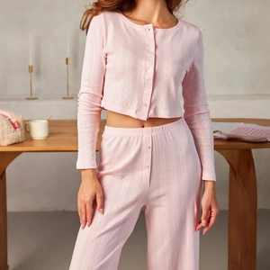 Ensemble de pyjama rose à manches longues avec boutons et pantalon large en maille
