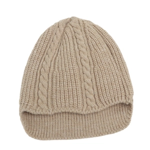 Beigefarbene Zopfstrickmütze für Kinder mit warmer Textur und gemütlichem Flechtmuster