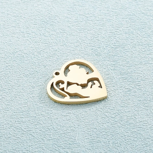 Pendentif coeur doré en acier inoxydable avec silhouette mère et enfant sur fond bleu