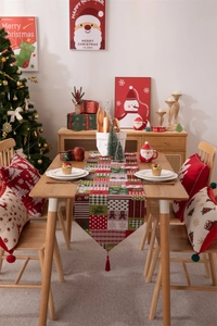 Runner da tavola natalizio con motivi patchwork, fiocchi di neve e nappe decorative rosse