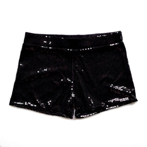 Detaillierte Nahaufnahme schwarzer Pailletten-Shorts mit schimmernder Textur-Optik