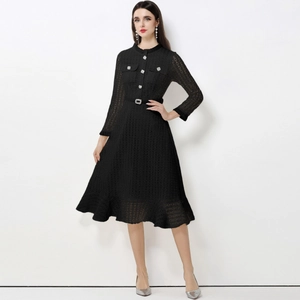 Elegante abito midi in pizzo nero a maniche lunghe con cintura e bottoni decorativi