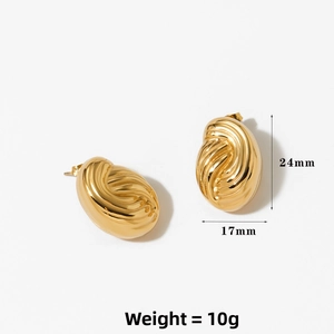 Détail de boucles d'oreilles ovales dorées avec texture spirale et dimensions 24x17mm