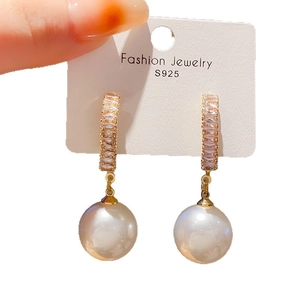 Boucles d'oreilles nœud papillon en perles plaqué or avec incrustations de zircon