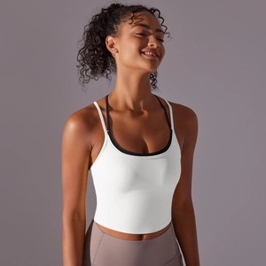 Détail d'un soutien-gorge de sport blanc avec doubles bretelles et tissu élastique