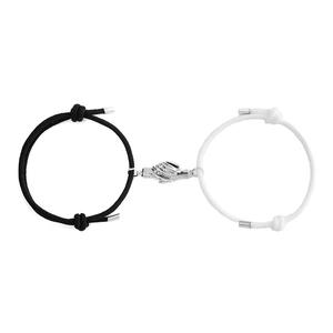 Vue détaillée de bracelets magnétiques noir et blanc avec fermoir poignée de main