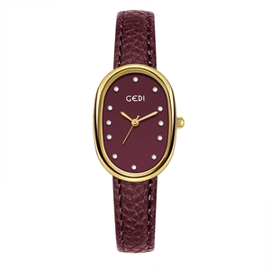 Montre dorée ovale avec cadran bordeaux et bracelet en cuir rouge avec strass