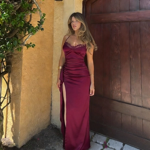 Robe de soirée élégante en satin bordeaux avec dentelle et fente haute pour femme