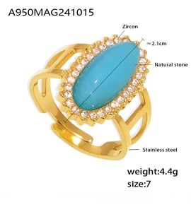 Dettaglio macro dell'anello in acciaio placcato oro con pietra naturale blu e zirconi
