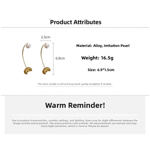 Detail view of gold flower earrings with size 6.9x1.5cm and 16.5g weight specs