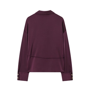 Vue arrière détaillée d'une chemise en satin bordeaux avec texture soie et boutons dorés