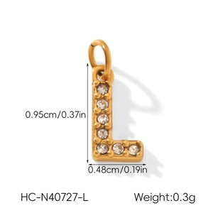 Détails des dimensions du pendentif lettre L doré avec incrustations de zircon