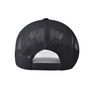 Rückansicht der schwarzen Mesh-Trucker-Cap mit verstellbarem Snapback-Verschluss für Komfort