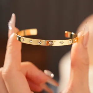 Bracelet Jonc Ouvert Pour Femme En Cuivre Et Zircon Plaqué Or Avec Gravure D'Étoiles Bijoux De Luxe Minimalistes