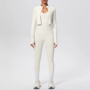 Vista frontale del set yoga crema con giacca zip, canotta e leggings a vita alta