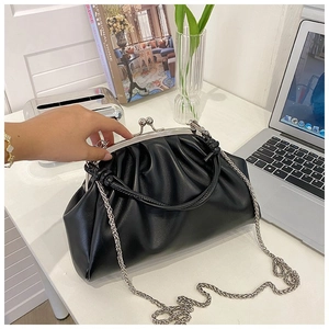 Détail du sac nuage plissé noir avec fermoir baiser argenté et bandoulière en chaîne
