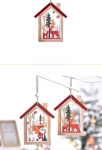 Détail d'une maison de Noël en bois avec Père Noël et renne en découpe 3D