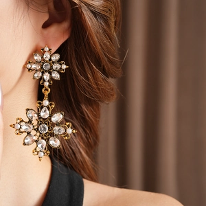 Gros plan de boucles d'oreilles vintage avec cristaux et perles sur mannequin