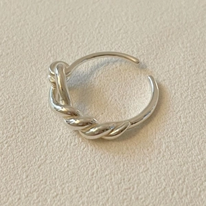 Close-up of a 925 sterling silver knot ring with a vintage twisted braided design
