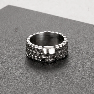 Detalle macro del anillo calavera gótica en acero inoxidable cepillado con grabado