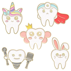 Lot de 5 pins en émail en forme de dents avec des designs de super-héros et de licornes
